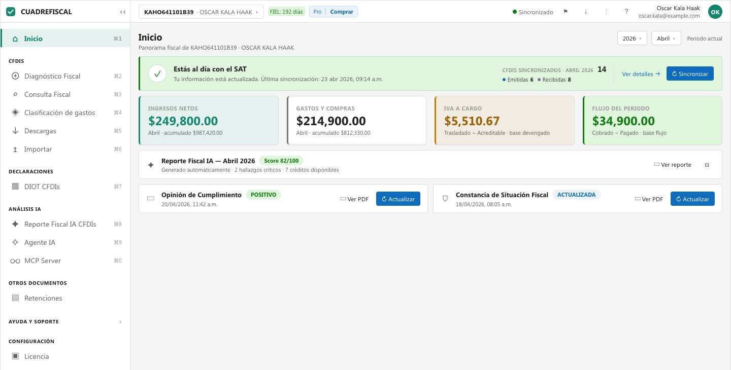 Pantalla de Inicio de CuadreFiscal: aviso de que el RFC está al día con el SAT, tarjetas de ingresos netos, gastos, IVA a cargo y flujo del periodo, y accesos a la Opinión de Cumplimiento y la Constancia de Situación Fiscal.